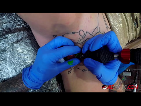 ❤️ Sully Savage ea nang le li-tattoo tse chesang haholo o ile a fumana tattoo clitoris ea hae litšoantšong tsa bootsoa st.myteporn.ru ❌️